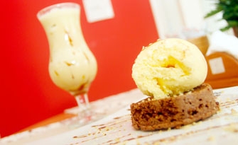 No cardápio do Olinto Café está o capuccino gelado acompanhado de brownie e sorvete